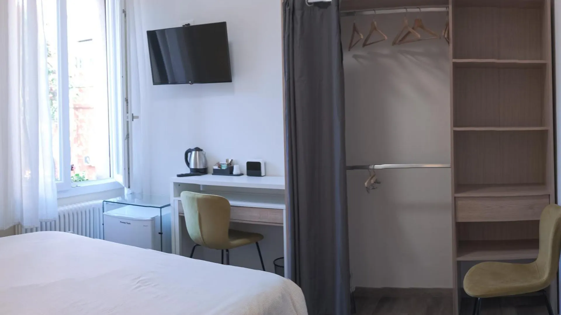 Vikos Lodge Bologna Italy